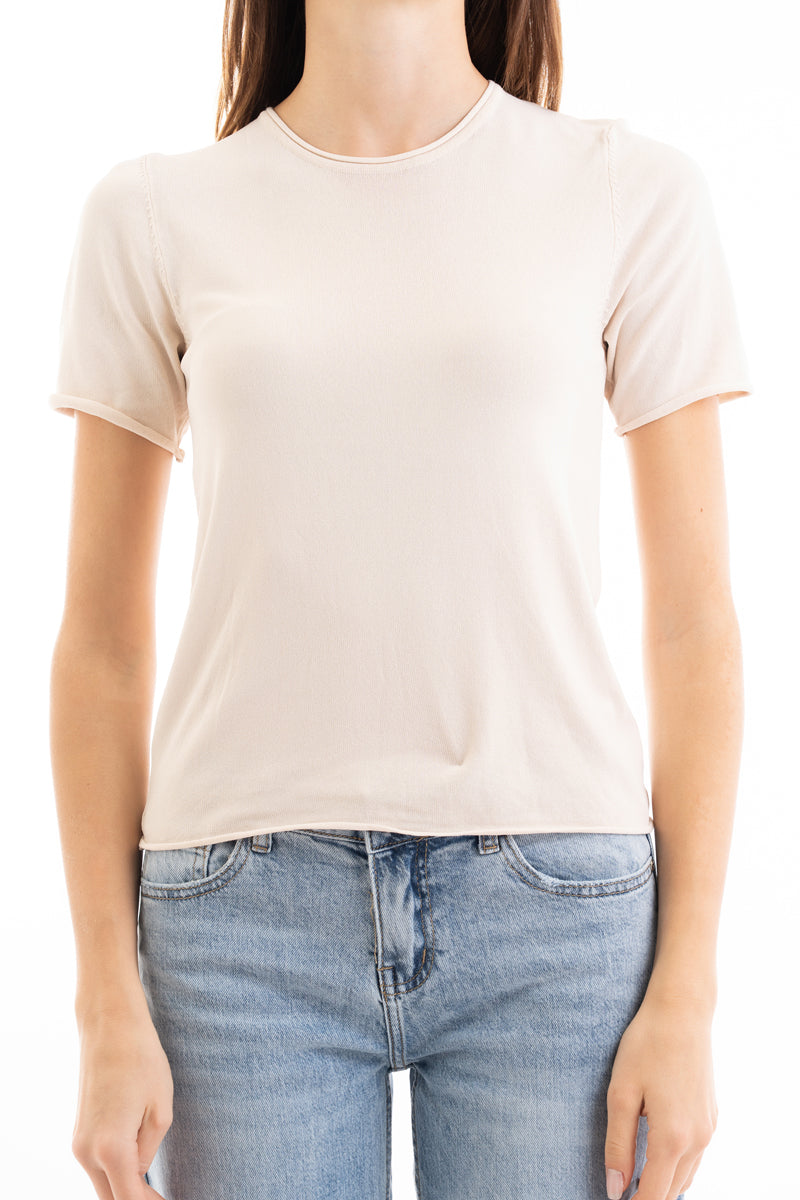 modella indossando Maglia in filato leggero a manica corta con finiture a vivo colore Beige Unica