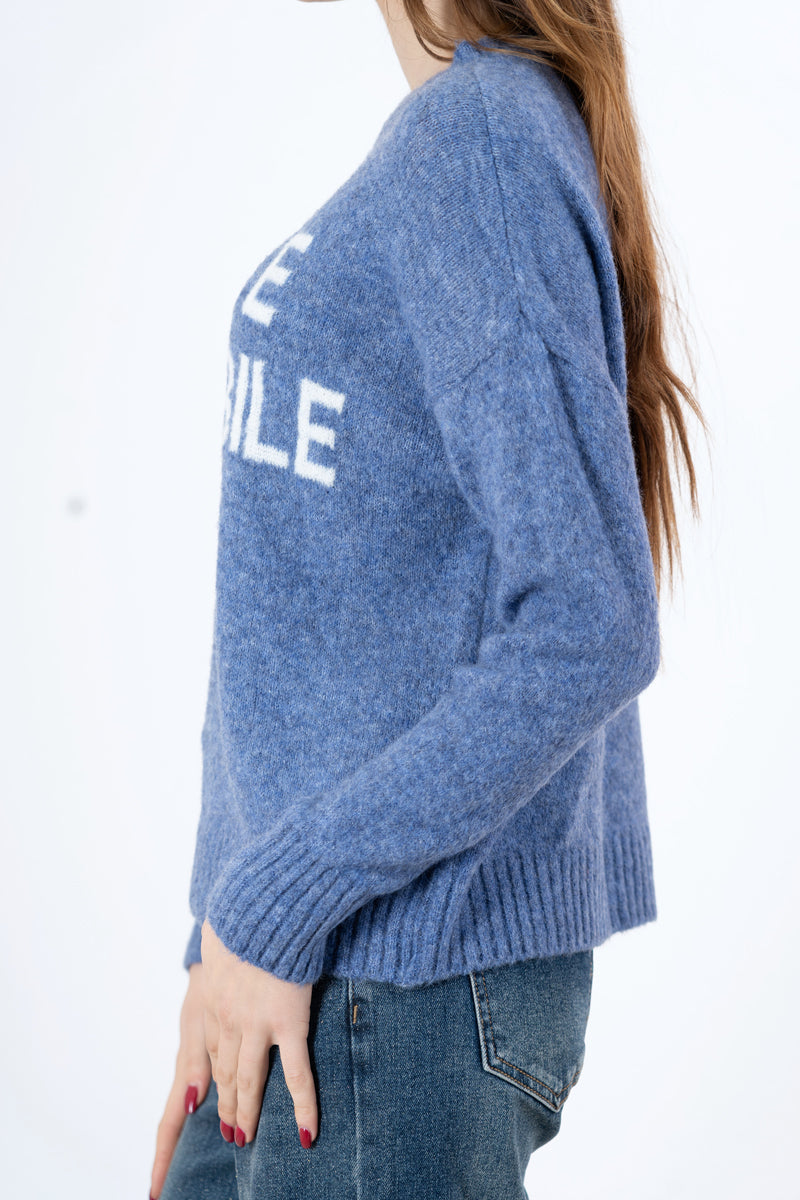 modella indossando Maglione girocollo con scritta “Bella e impossibile” in misto lana Made in Italy colore