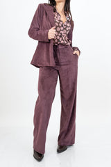 modella indossando Pantalone palazzo in velluto a costine Velvet Line prugna colore Prugna