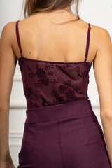 modella indossando Body Floris con coppe colore