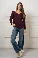 modella indossando Maglia Vela scollo V colore