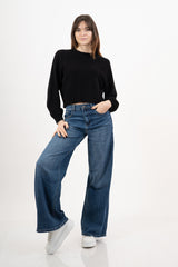 modella indossando Maglione morbido con manica ampia e bordo a costine colore