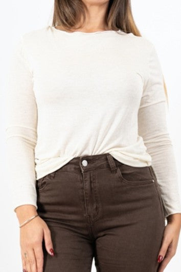 modella indossando Maglia over con scollo ampio in viscosa e cashmere con filo laminato colore Beige Unica