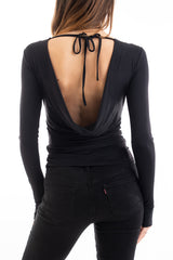 modella indossando Maglia con schiena scoperta drappeggiata e maniche con asola colore Nero Unica