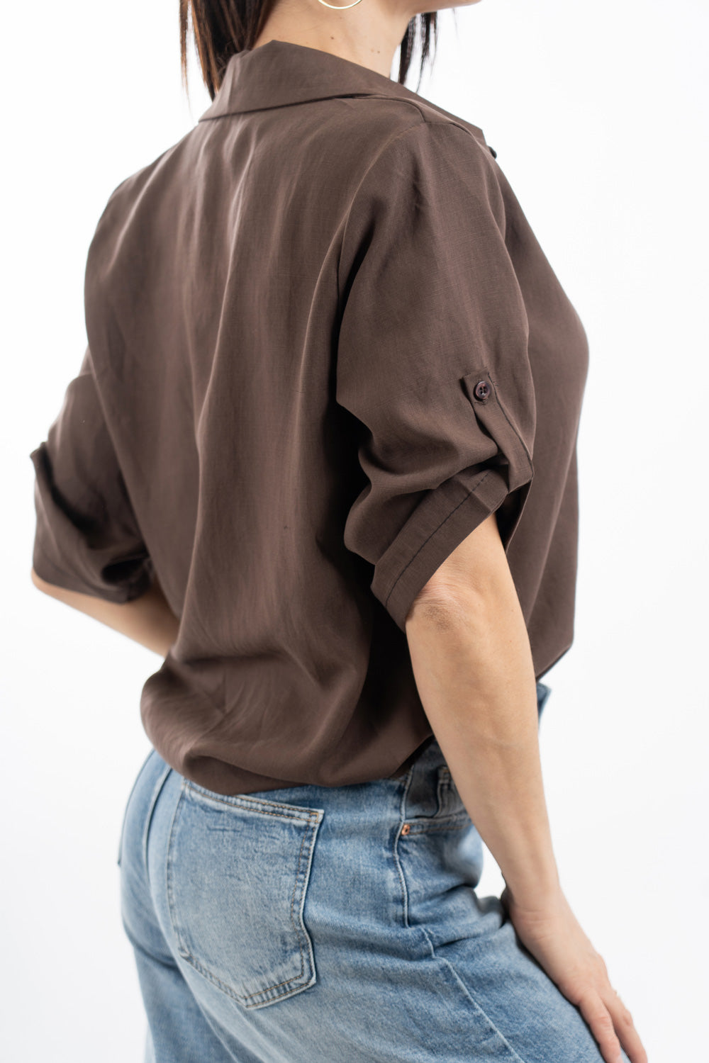 modella indossando Camicia in Tencel fluido con manica 3/4 regolabile e vestibilità morbida colore