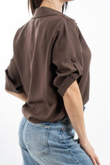 modella indossando Camicia in Tencel fluido con manica 3/4 regolabile e vestibilità morbida colore