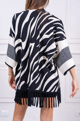 modella indossando Mantella Kiyomi Zebra colore