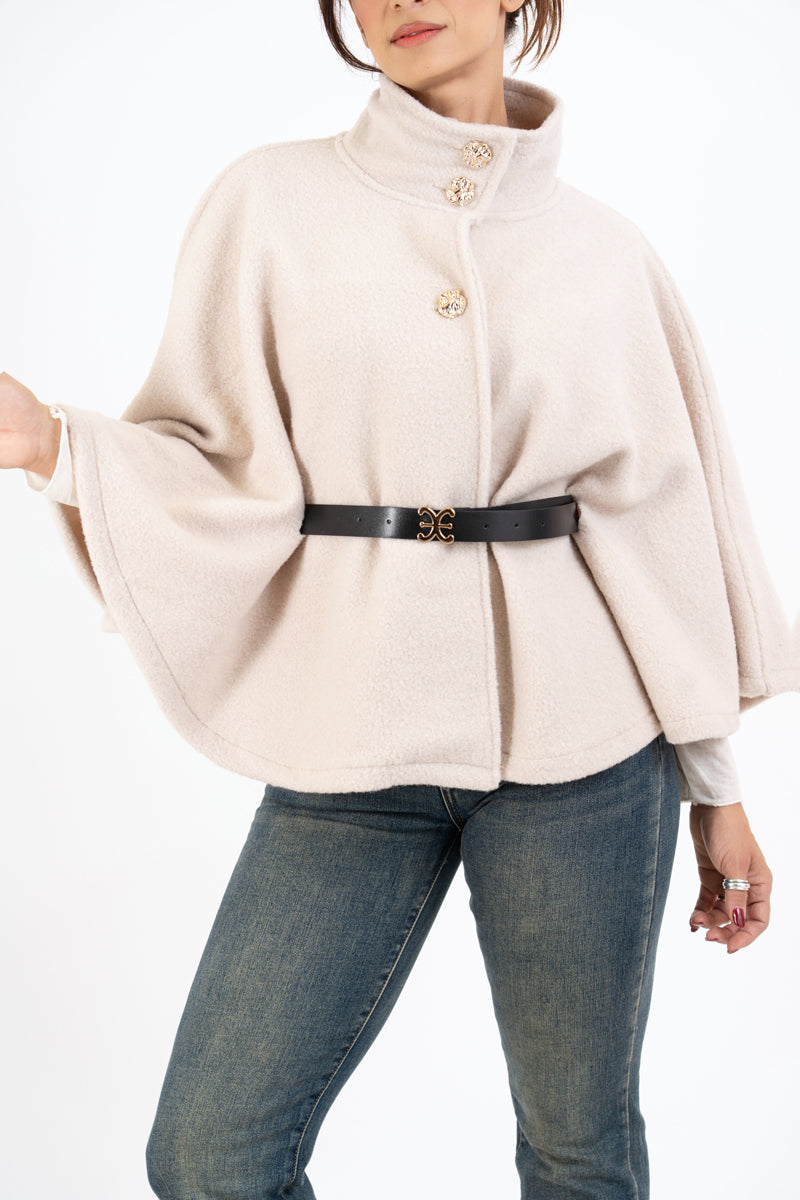 modella indossando Mantella GoldBelt con collo alto e cintura colore Beige Unica