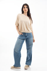 modella indossando Jeans slouchy in denim con gamba morbida e pinces al ginocchio colore