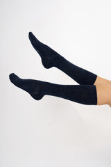 modella indossando Calza lunga donna in viscosa con lurex Pezzini Prestige colore Blu Unica