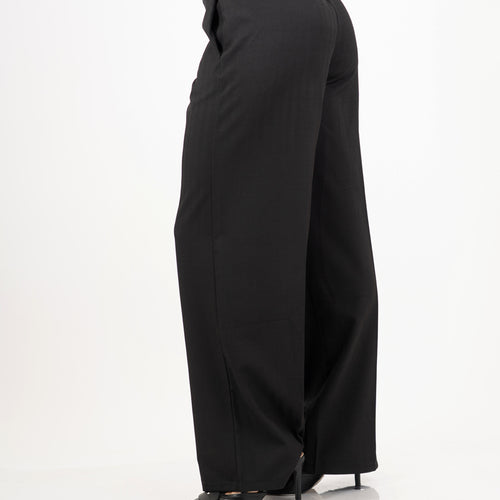 modella indossando Pantalone dritto rigato spinato nero colore Nero