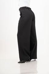 modella indossando Pantalone dritto rigato spinato nero colore Nero