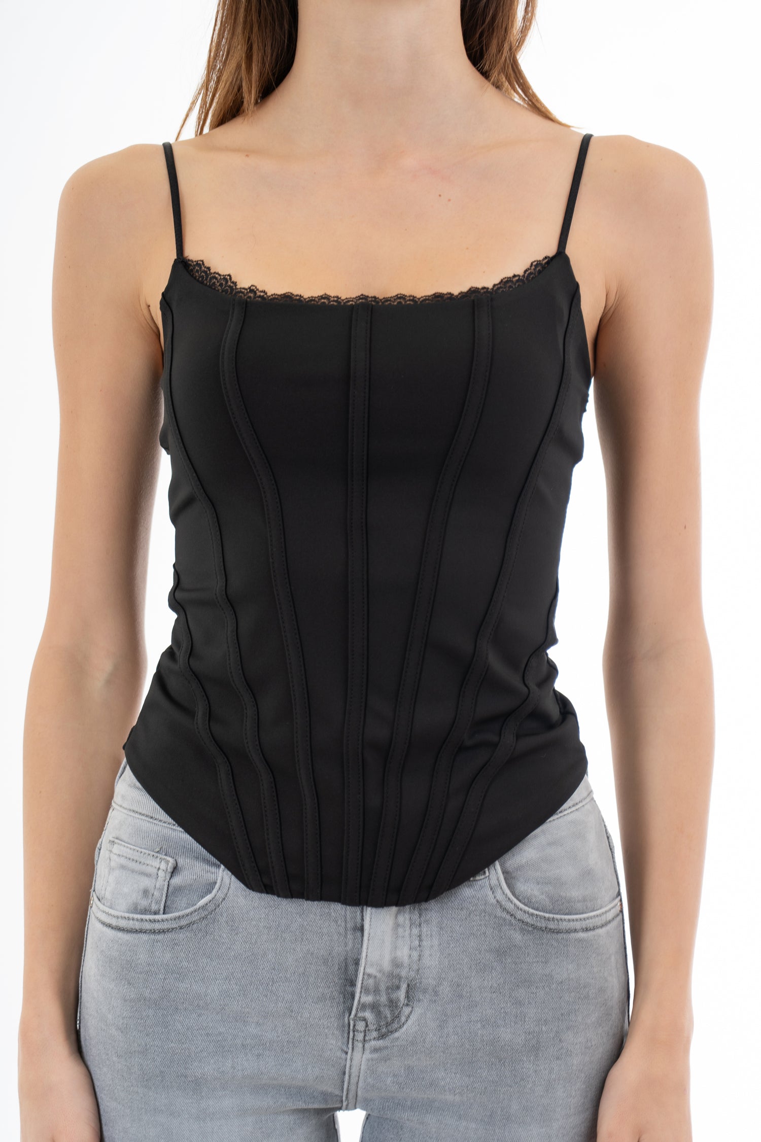 modella indossando Top effetto bustier in maglina elasticizzata con cuciture a vista e passamaneria colore Nero Unica