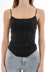 modella indossando Top effetto bustier in maglina elasticizzata con cuciture a vista e passamaneria colore Nero Unica
