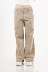 modella indossando Jeans a gamba ampia in denim elasticizzato Fango colore