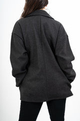 modella indossando Cappotto corto doppiopetto in panno morbido colore