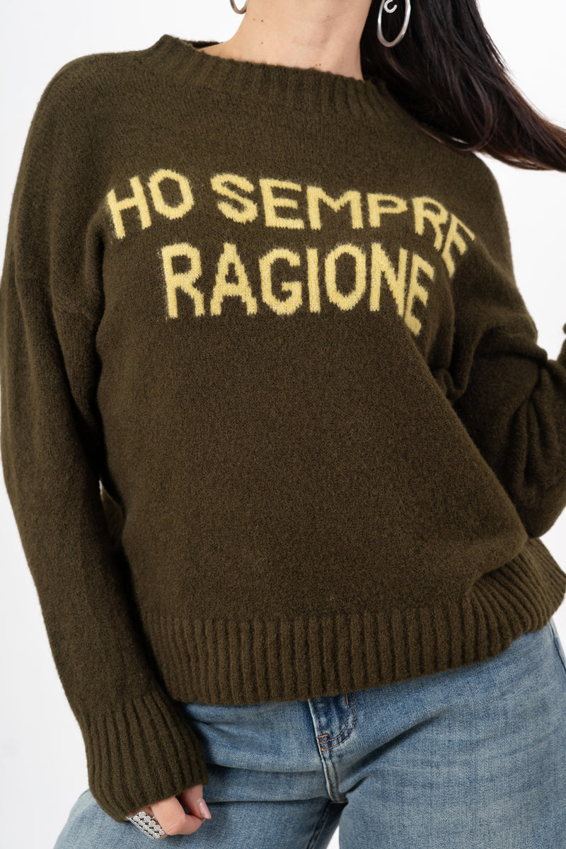 modella indossando Maglione girocollo con scritta “Ho sempre ragione” in misto lana Made in Italy colore Militare-Gialla Unica