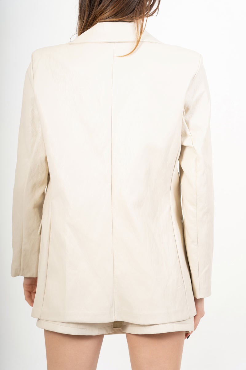 modella indossando Giacca ecopelle morbida con spalline e bottone colore