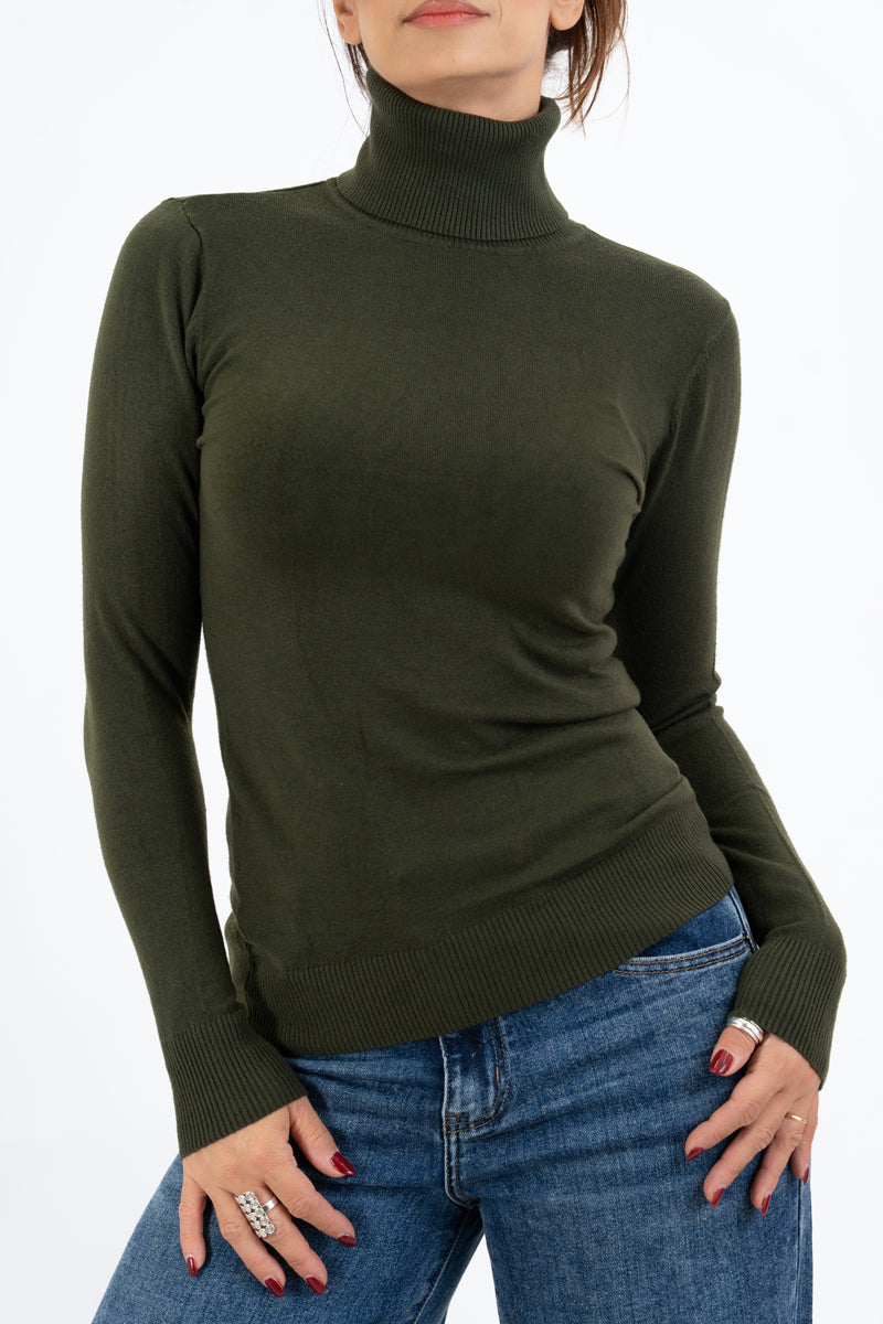 modella indossando Maglia Dream Basic Dolcevita in Viscosa colore Verde Militare Unica