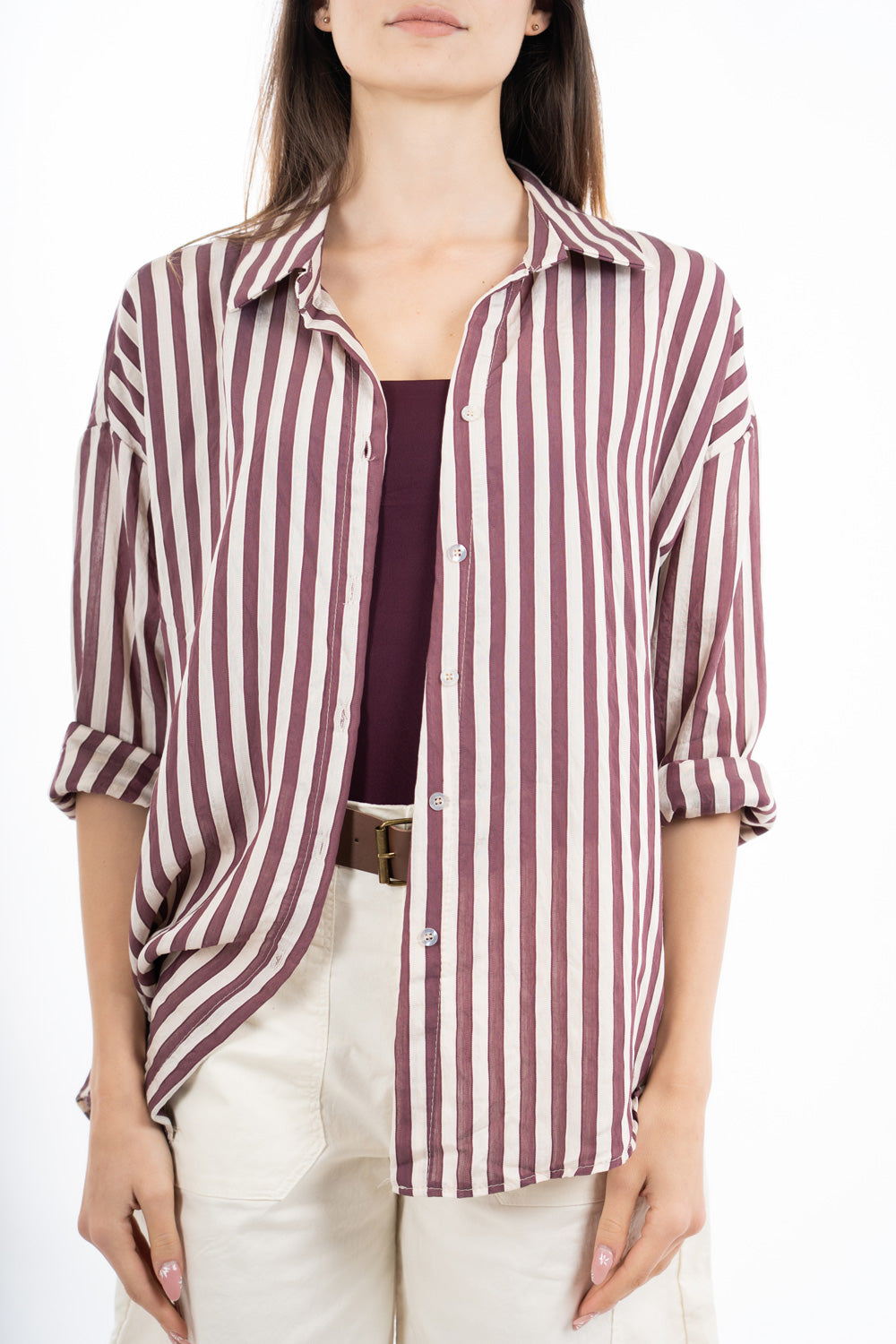 modella indossando Camicia lunga a righe in viscosa con lavorazione jacquard colore Rosso India Unica