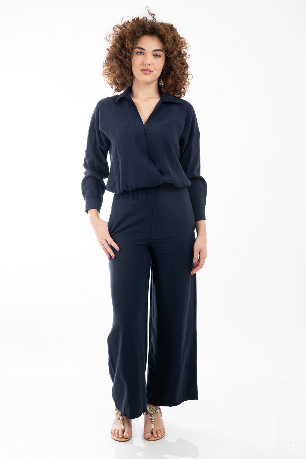 modella indossando Blusa con scollo incrociato e fondo elastico in misto viscosa colore