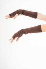 modella indossando Manicotti SoftWarm in misto lana e viscosa colore Marrone Unica