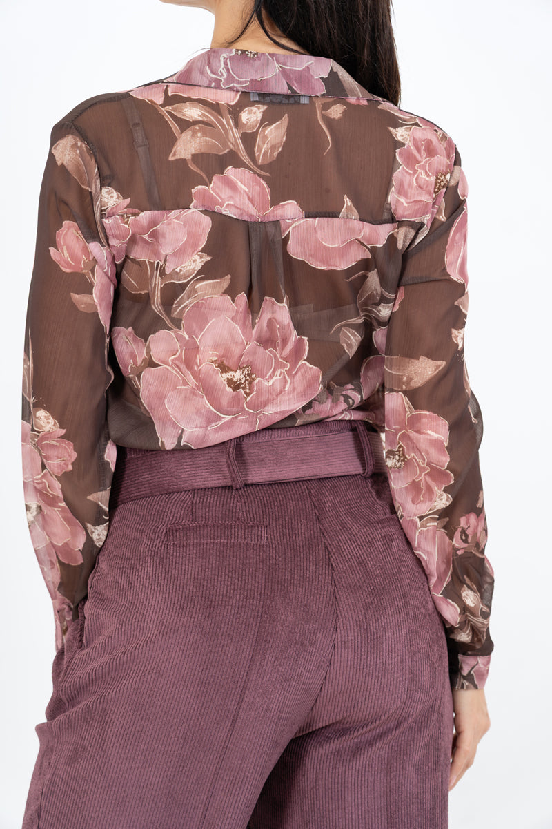 modella indossando Camicia velata fantasia Floreal Shadow in georgette colore