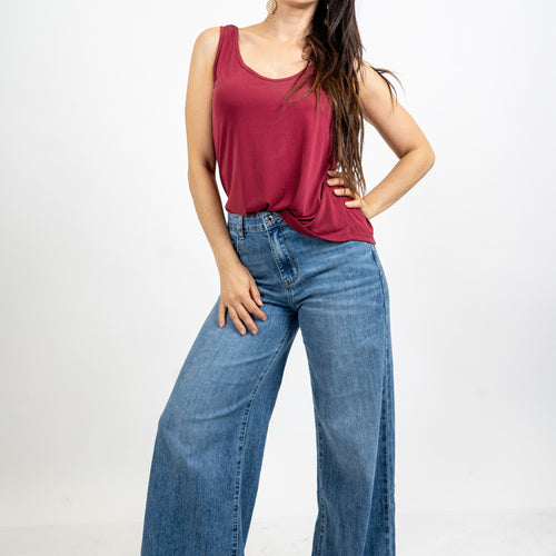 modella indossando Jeans palazzo denim leggero comfort fit colore Denim Medio