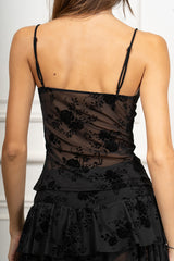modella indossando Top Floris con coppe colore