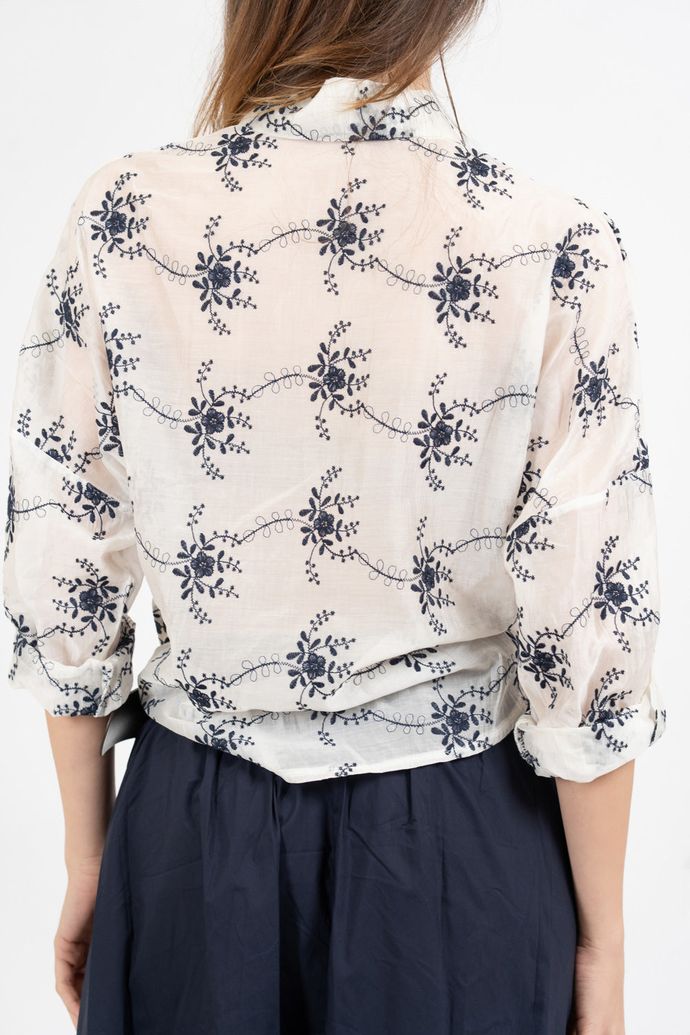 Camicia ampia in tencel velato con ricami floreali.