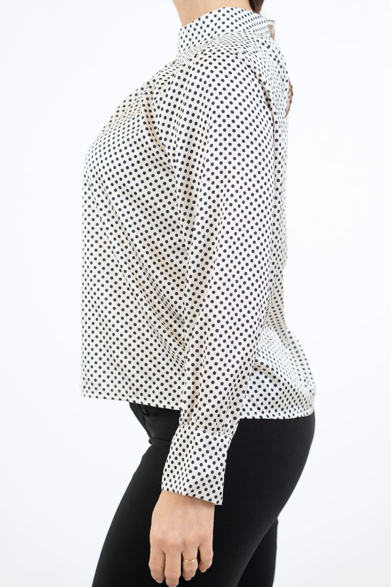 modella indossando Blusa in raso a pois con collo coreano e maniche arricciate colore