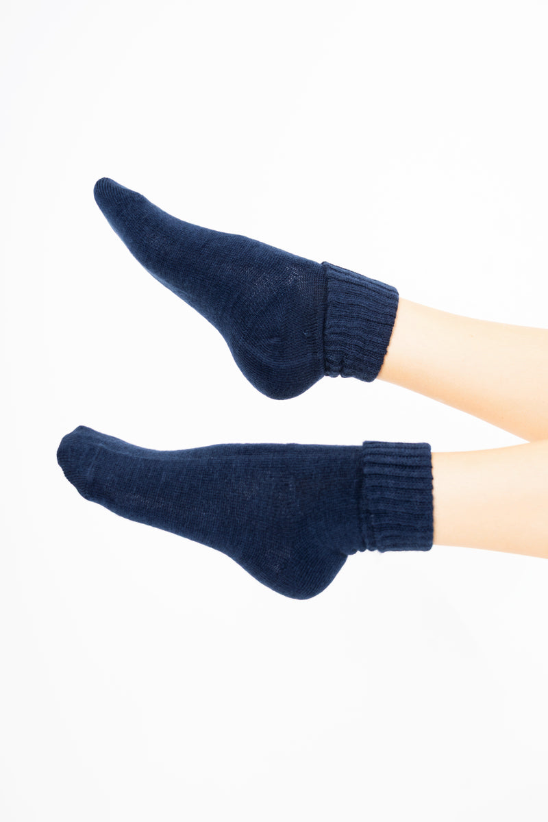 modella indossando Calze corte “Carezza” in filato morbido con bordo risvoltato colore Blu Unica