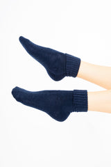 modella indossando Calze corte “Carezza” in filato morbido con bordo risvoltato colore Blu Unica