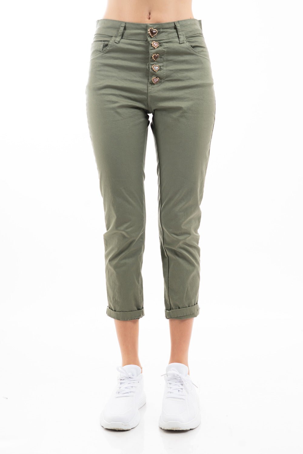 modella indossando Pantalone modello chinos in cotone elasticizzato colore blu con bottoni gioiello a cuore colore Militare