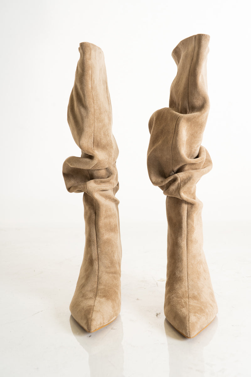 modella indossando Stivale morbido a punta con arricciature e tacco sottile sabbia colore