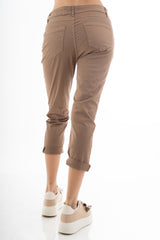Pantalone modello chinos in cotone elasticizzato colore cuoio con bottoni gioiello a cuore