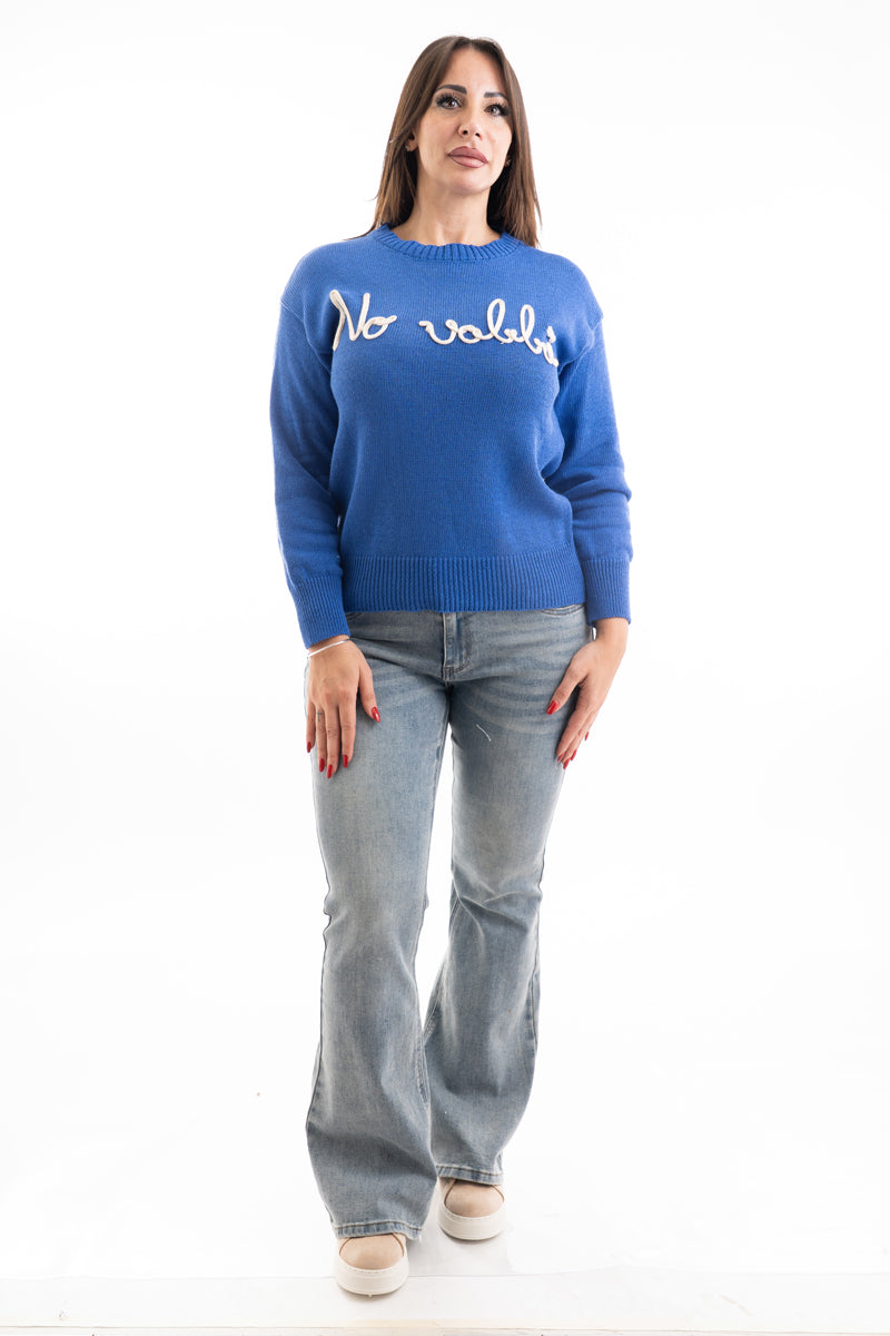 modella indossando Maglia over misto cotone con scritta ricamata “No Vabbé” colore