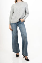 modella indossando Maglia girocollo morbida a spalla scesa in filato caldo colore