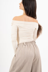 modella indossando Maglia drappeggiata con scollo ampio e arricciature laterali colore