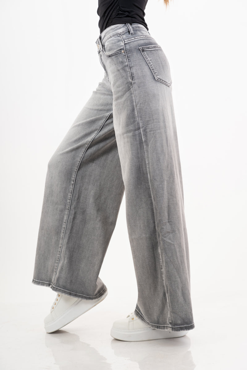 modella indossando Jeans palazzo grigio lavaggio sfumato colore Denim Grigio