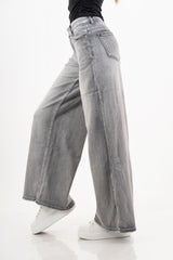 modella indossando Jeans palazzo grigio lavaggio sfumato colore Denim Grigio