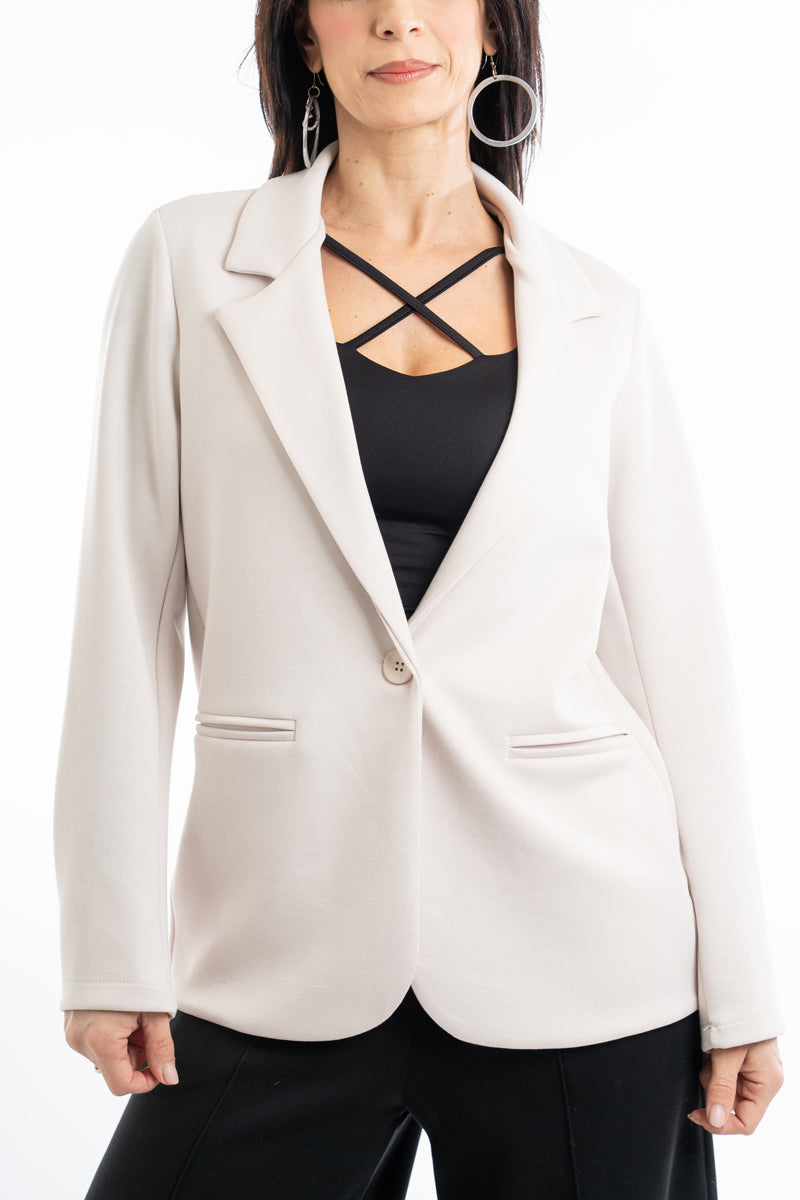 modella indossando Giacca in felpa con collo a lancia e bottone singolo colore Beige Unica
