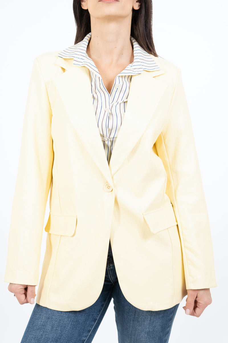 modella indossando Giacca ecopelle morbida con spalline e bottone colore Giallo Unica