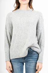 modella indossando Maglia girocollo morbida a spalla scesa in filato caldo colore Grigio chiaro Unica