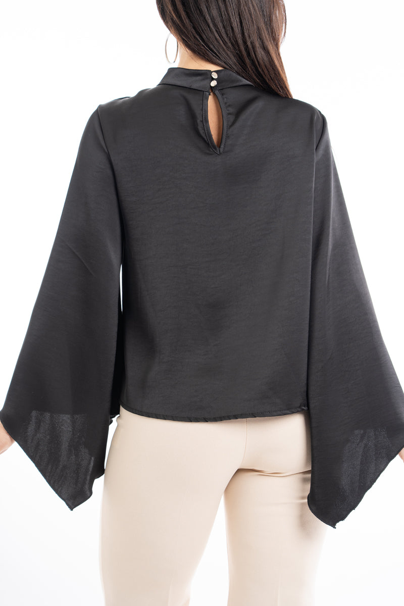 modella indossando Blusa in raso con maniche pipistrello e scollo a goccia colore
