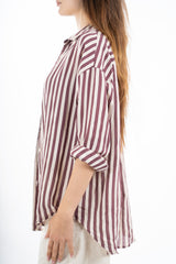 modella indossando Camicia lunga a righe in viscosa con lavorazione jacquard colore
