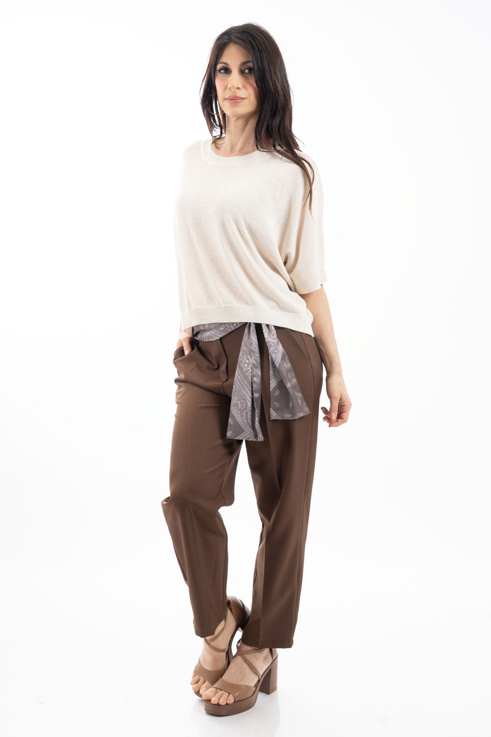 modella indossando Pantalone cropped in tela fluida marrone con cintura foulard colore