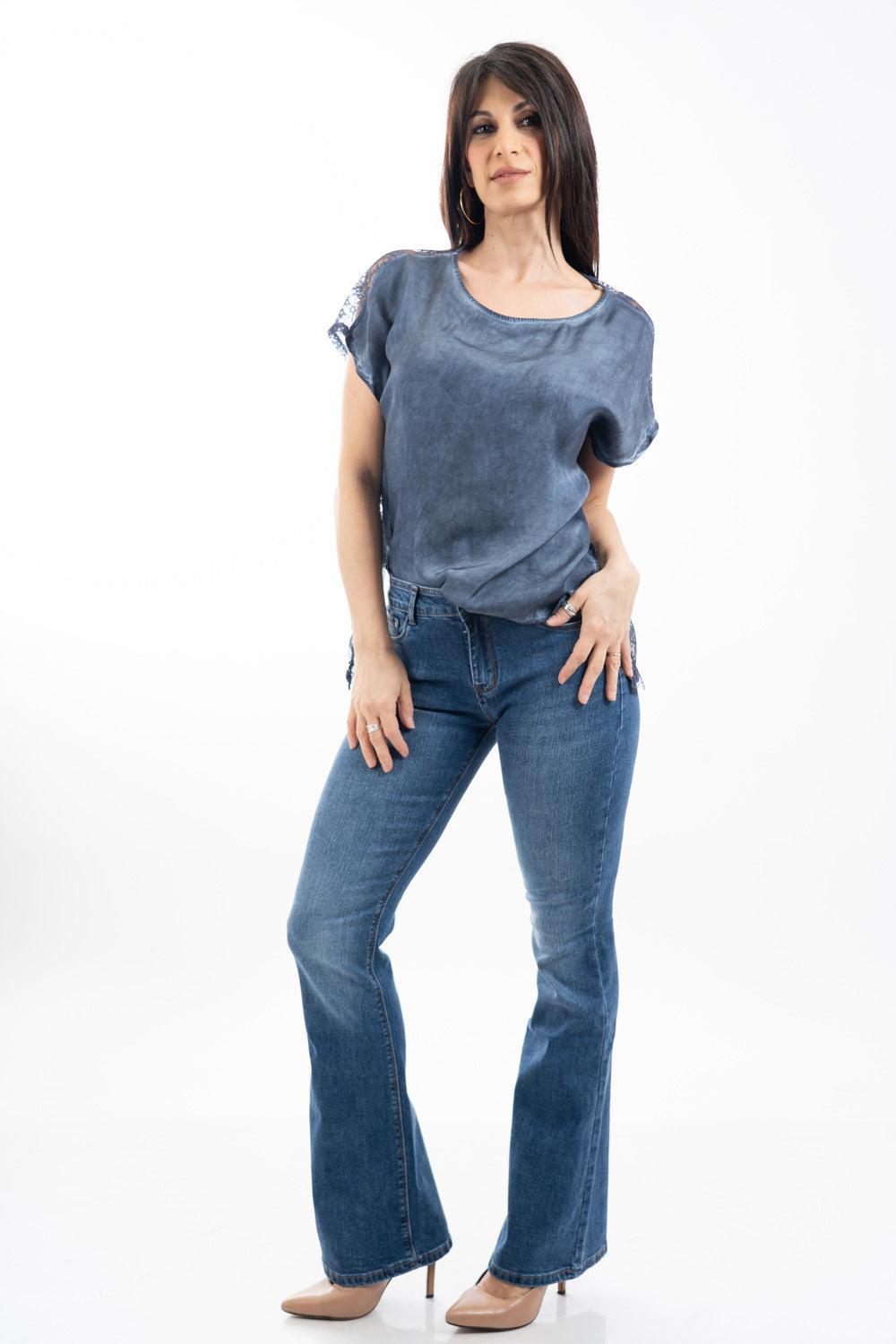 modella indossando Jeans flare push-up in denim elasticizzato a vita media colore