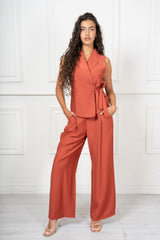 modella indossando Completo gilet portafoglio e pantalone palazzo in misto viscosa colore Coccio Unica