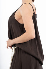 modella indossando Top EasyWave con scollo arricciato e coulisse con accessori colore